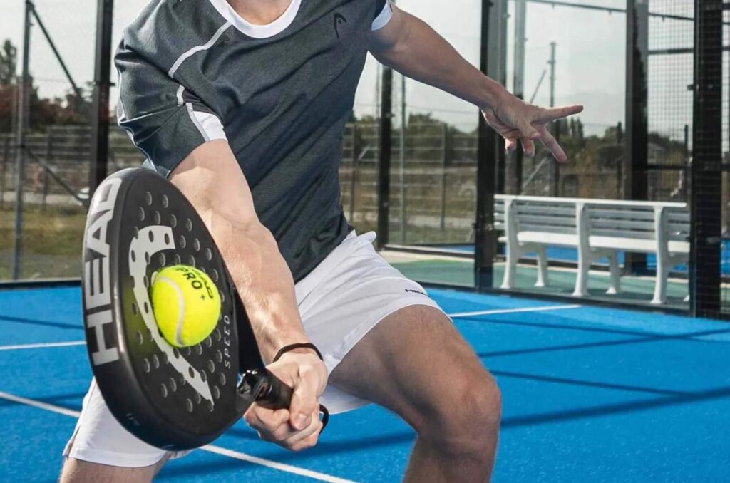 Padelracket voor beginners en gevorderden tijdens het spelen op een indoor padelbaan